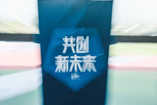 不知怎的，眼看华雷斯崩溃，满英杰却更加暴怒，他一脚将华雷斯踹翻在地，不断的对他猛踢猛踹，口中怒骂道：你他妈的作恶多端，哪国的上帝能原谅你？就你这王八蛋，还他妈还想上天堂，去你妈的吧。